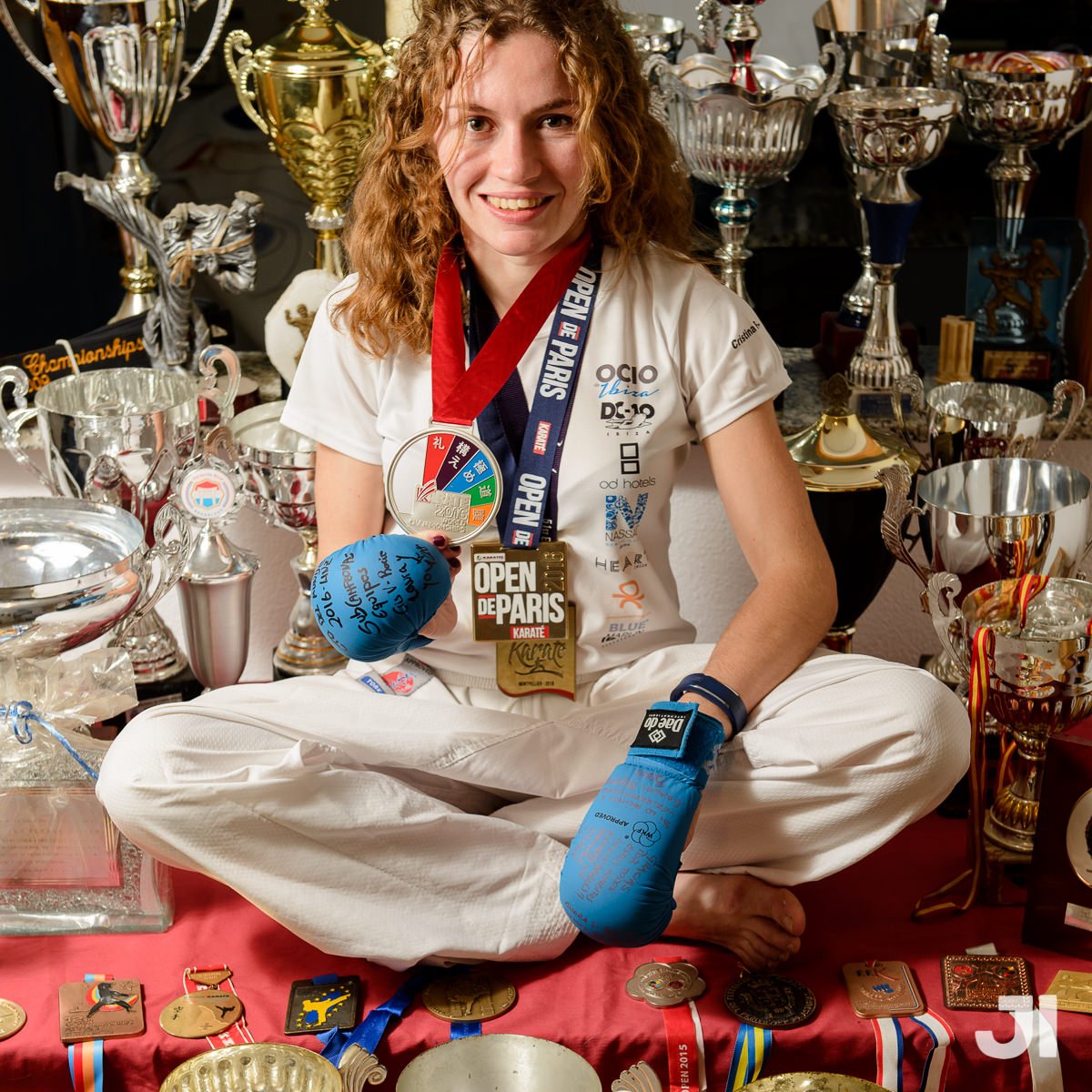 Cristina Ferrer con trofeos y medallas