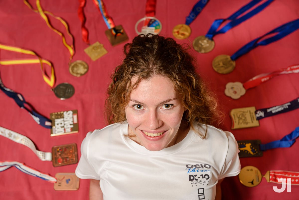 Cristina Ferrer rodeada por las medallas de su trayectoria